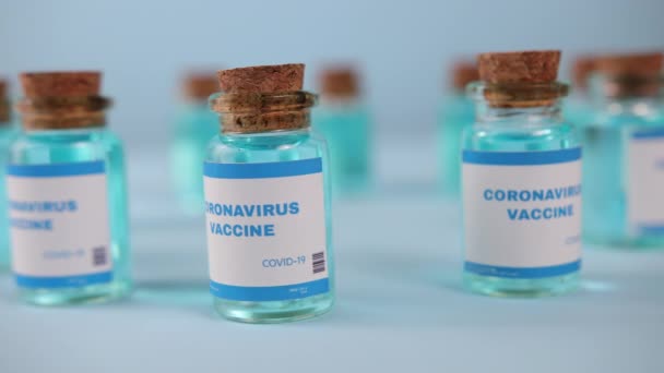 Koronavirové léky. Koronavirová covid-19 vakcína. Skleněná injekční lahvička kovid-19 — Stock video