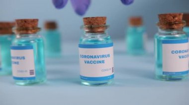 Eldivenli elin yakın plan çekimi Coronavirus aşısı alır. Coronavirus COVID-19