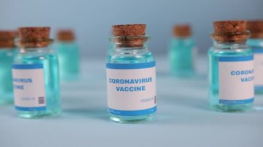 COVID-19 aşı konsepti, eldivenli doktor Coronavirus aşısı şişesi alıyor.