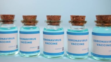 Corona virüsü için bir sürü kavanoz tıbbi hazırlık. Hazır doz enjeksiyonu.