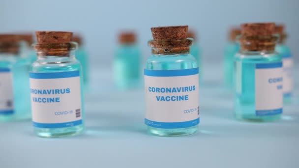 Лекарства от коронавируса. Вакцина против коронавируса ковид-19. Флакон с ковидом-19 — стоковое видео