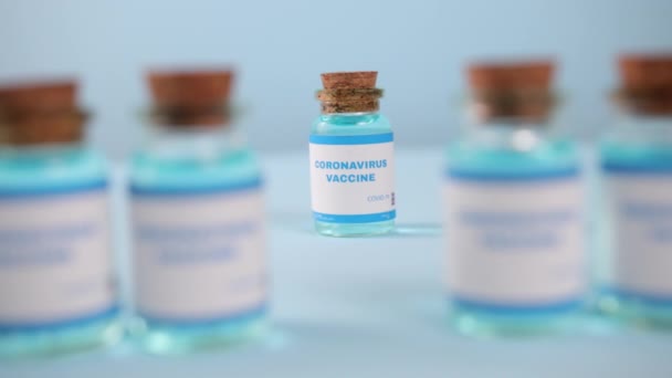 Закрыть современную вакцину. Novavax, astrazeneca, biontech, fazer. Ковидная вакцина — стоковое видео