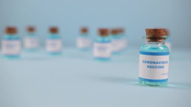 Yeni aşı pfizer biontech mavi arka planda izole edildi. Covid-19, 2019-ncov