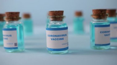 Eldivenli elin yakın plan çekimi Coronavirus aşısı alır. Coronavirus COVID-19