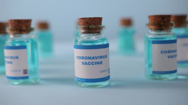 Il primo piano della mano guantata preleva il vaccino contro il Coronavirus in flaconcino. Coronavirus COVID-19 — Video Stock