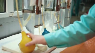 Fabrika laboratuarındaki deneysel çalışmalar sırasında mükemmel bir kimyasal madde.,