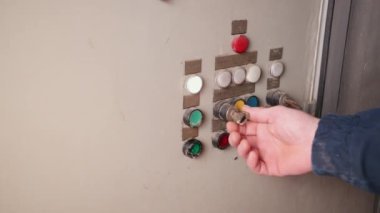 Makine kontrol panelinde monitör ve basın sırasında iş arkadaşıyla iletişim