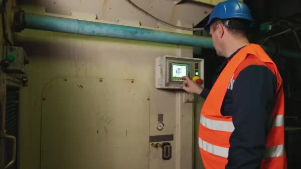 Panneau de console, technicien ingénieur souche pendant les travaux sur les machines en usine — Video