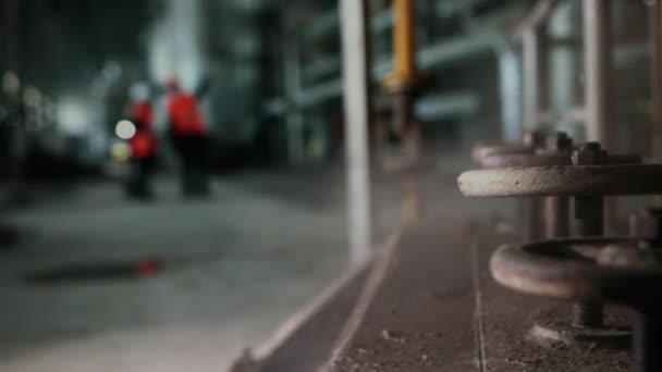 Grifos de vapor, fondo borroso. Dos trabajadores de la planta industrial, trabajando juntos — Vídeos de Stock