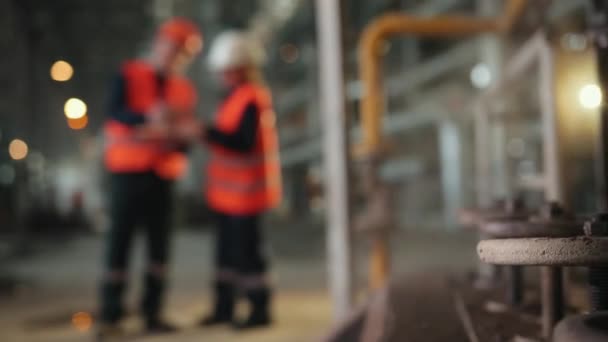 Grifos de vapor, fondo borroso. Dos trabajadores de la planta industrial, trabajando juntos — Vídeos de Stock