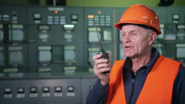 Ενηλίκων μηχανικός σε προστατευτικό κράνος, εργασίας χρησιμοποιώντας walkie talkie — Αρχείο Βίντεο
