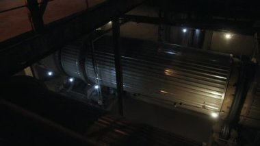 Dönen büyük bir varil, bir pervane. Endüstriyel üretim fabrikası, sanayi.