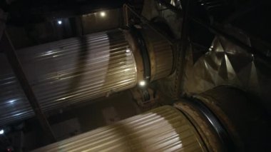 Dönen büyük bir varil, bir pervane. Endüstriyel üretim fabrikası, sanayi.