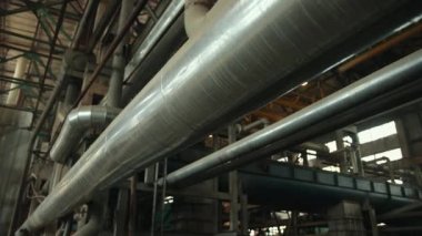 Toplanma alanı. Petrol rafinerisi fabrikası sanayi bölgesinde sanayi manzarası. Ekipman