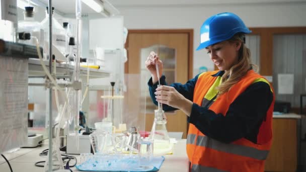 Jeune scientifique attrayant femme dans le travail casque de protection substance liquide — Video