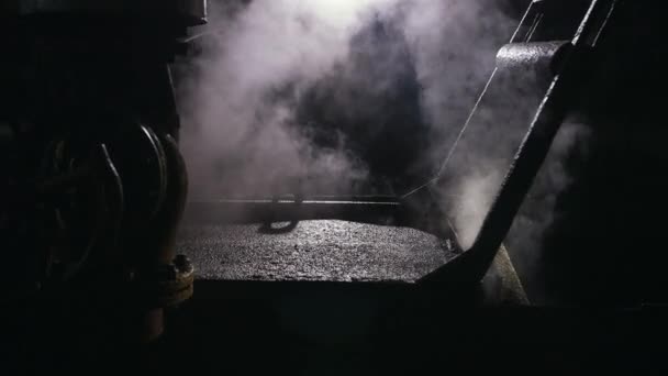 Production industrielle, réservoir de vapeur chaude dans l'usine, usine, récipients métalliques. — Video