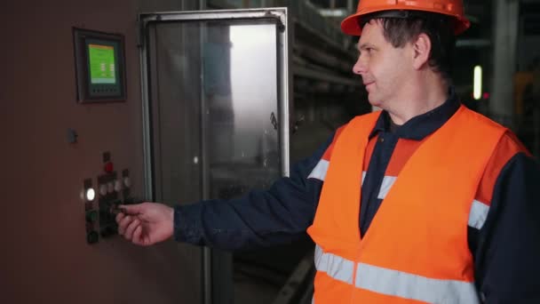 Monitoraggio presso il pannello di controllo della macchina e comunicazione con il collega durante la stampa — Video Stock