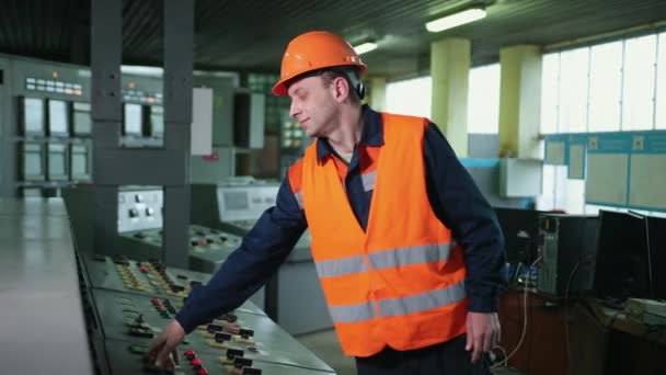 Retrato del hombre con una máscara protectora naranja unidades de la máquina de operación — Vídeo de stock