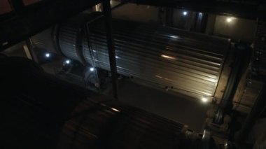 Dönen büyük bir varil, bir pervane. Endüstriyel üretim fabrikası, sanayi.