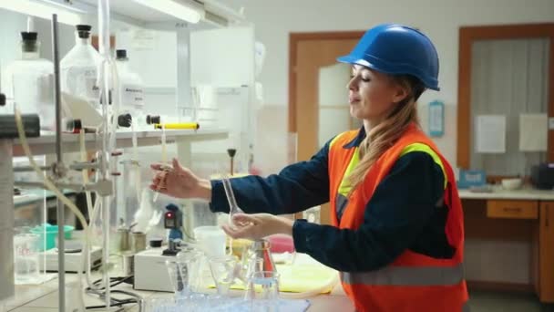 Вчений із захисним шоломом у науковій хімічній лабораторії. дослідник — стокове відео