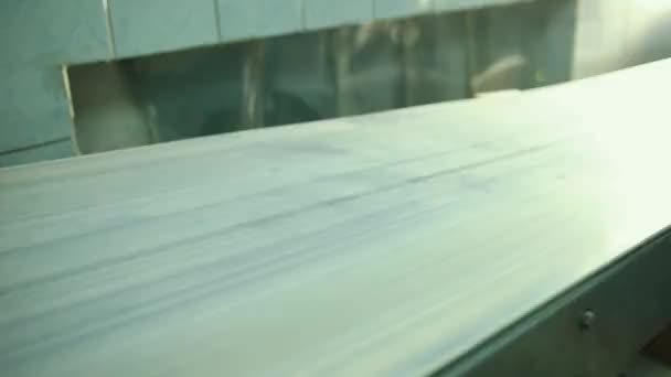 Verpakte suiker in de suikerbietenfabriek rijdt op transportband. — Stockvideo