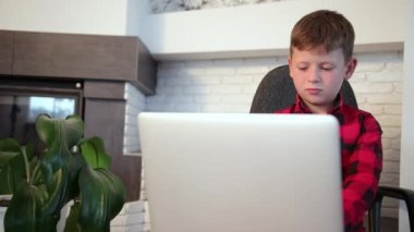 Mesafe öğrenme. Koronavirüs salgını sırasında karantina. Oynayan çocuk
