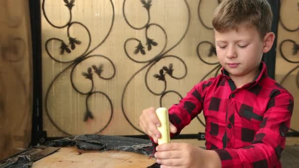 Boy repara la silla con un destornillador desenrosca aprieta el tornillo, perno. Maestro. — Vídeo de stock