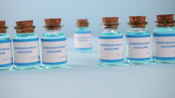 Cierre la vacuna moderna. Novavax, astrazeneca, biontech, pfizer. Vacuna covid — Vídeo de stock
