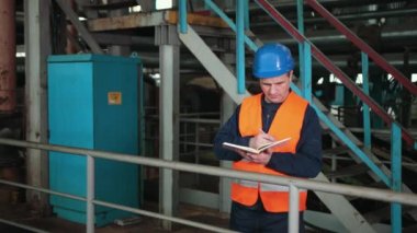 Taşıyıcı bant, şeker çipleri fabrika içi, endüstriyel üretim hattı