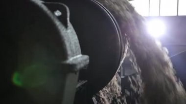 Şeker rafinerisi, konveyörde kossette pancar. Yarı bitmiş ürün gidiyor.