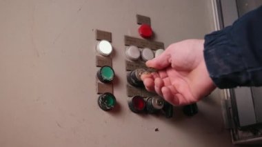Makine kontrol panelinde monitör ve basın sırasında iş arkadaşıyla iletişim