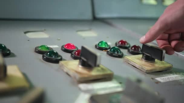 De cerca. Ingeniero revisando tubos de temperatura en la sala de control. empleado de fábrica — Vídeo de stock