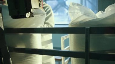 Torbalar taşıma bandında yatıyor. Şeker paketleme plastik torba taşıma hattı.