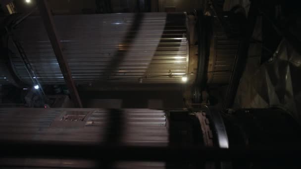 回転する巨大なバレル、ローター。工業生産工場、産業. — ストック動画