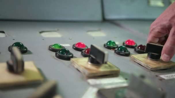 Trabajador presionando botones en el tablero de control de la máquina CNC en fábrica. Ingeniero joven — Vídeo de stock