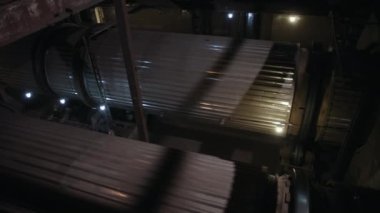 Dönen büyük bir varil, bir pervane. Endüstriyel üretim fabrikası, sanayi.