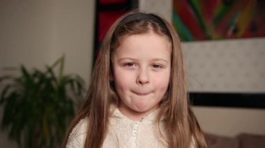 Kız, gülümseyen küçük kız portresi, tatlı bayan mutlu çocuk. Yatak odasına yakın çekim.