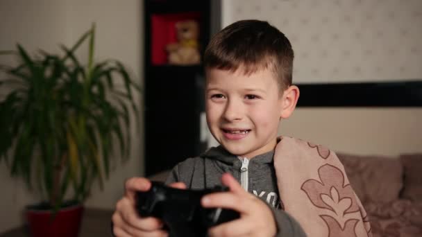 Gaming-Videospielkonzept Teenager spielen Spiel mit Steuerknüppel, genießen — Stockvideo