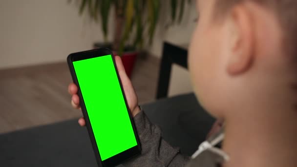 Kind met digitale gadget. Mobiele applicatie voor een kind. Jongen gebruikt mobiele telefoon. — Stockvideo