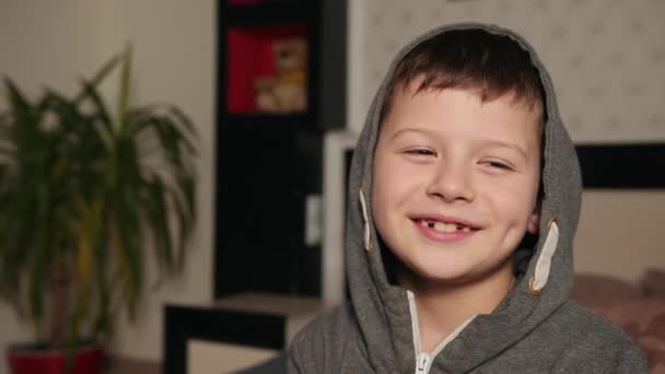 Jongen in de buurt zegt, portret van een jonge knappe jongen spreken, gesprek — Stockvideo