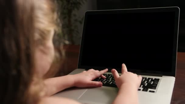 Lección de educación a distancia para niños, tecnología para niños. Niña haciendo escuela — Vídeo de stock