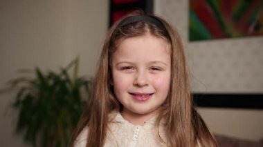 Kız, gülümseyen küçük kız portresi, tatlı bayan mutlu çocuk. Yatak odasına yakın çekim.