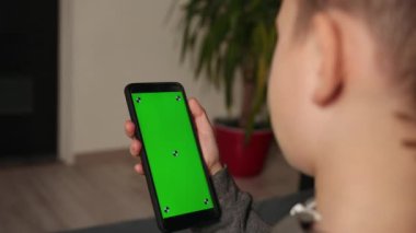 Evdeki akıllı telefondan görüntülü konuşma yapan genç adam, yakın plan. Tasarım için boşluk.