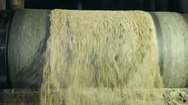 老糖厂金属圆筒旋转，从中倒出甜菜青贮 — 图库视频影像