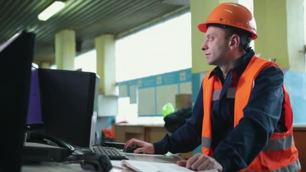 Lavoratore nella sala di controllo. stand ingegnere dell'industria pesante in fabbrica di produzione — Video Stock