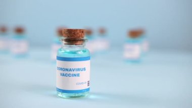 Yeni aşı pfizer biontech mavi arka planda izole edildi. Covid-19, 2019-ncov