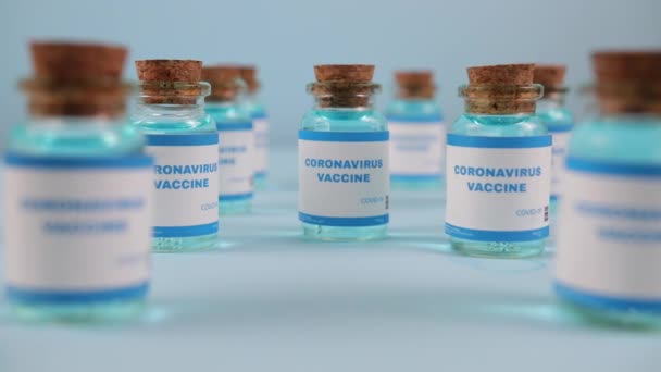 Новая вакцина Pfizer Biontech изолированы на синем фоне. Ковид-19, 2019-нцов — стоковое видео