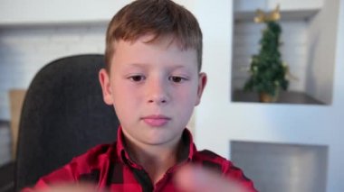 Ellerle yapılmış kalp şeklinde mutlu bir çocuğun portresi. Delikanlı kalp şeklini gösteriyor