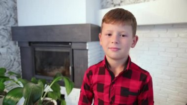 Kameraya bakan bir çocuğun portresi. Sosyal uzaklık ve kişisel izolasyon