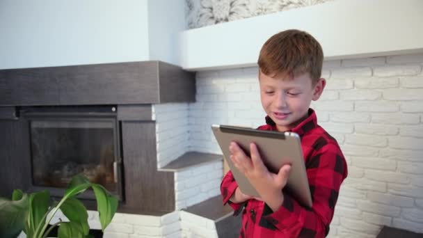 Uczeń korzystający z tabletu. Chłopiec spotyka się, rozmawia o wideoczacie. — Wideo stockowe